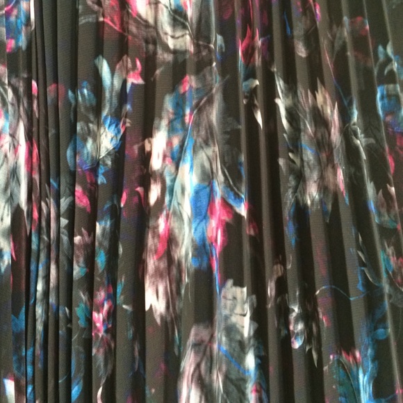 Chelsea28 Pleated Midi Skirt - Picture 4 of 4